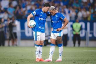 Kaio Jorge e Matheus Pereira, do Cruzeiro, durante partida contra o Athletico-PR pelo Brasileirão. 