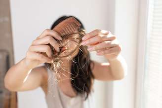 Entenda a relação entre queda de cabelo e falta do mineral no organismo