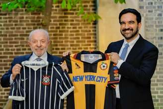 Lula presenteou o prefeito de Nova York, Zohran Mamdani, com uma camisa do Corinthians.