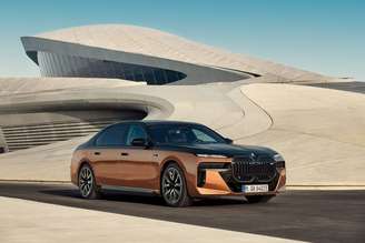BMW i7 M70 xDrive é o modelo elétrico mais potente e veloz já feito pela marca
