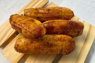 Banana caramelizada na airfryer.