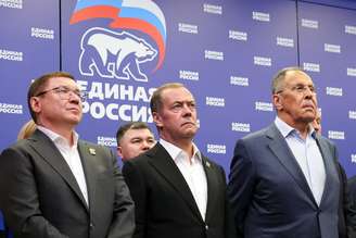 Dmitry Medvedev (ao centro) é o atual líder do partido Rússia Unida