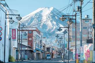 Todos os anos, o Monte Fuji se torna uma armadilha para turistas que precisam de resgate. O Japão cansou de arcar com os custos disso.