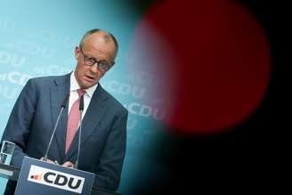 Friedrich Merz durante pronunciamento após resultado de eleição