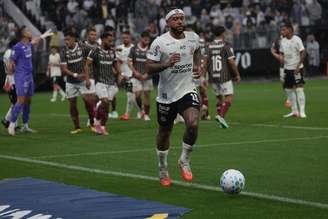 Memphis Depay, atacante do Corinthians, em campo na partida contra o Fluminense pela 28ª rodada do Brasileirão