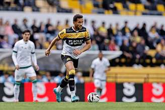 Rodrigo Fagundes, do Criciúma, durante partida contra o Goiás pela Série B. 
