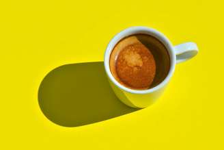Uma xícara de café contém centenas de compostos que podem interagir com nosso sistema digestivo, microbioma, medicamentos, nutrientes e muito mais, às vezes de maneiras confusas e inesperadas. Jean-Louis Aubert/Unsplash