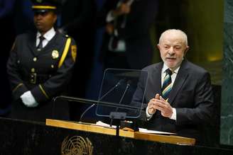 O presidente Luiz Inácio Lula da Silva discursa nas Nações Unidas: movimentos políticos brasileiros, tanto de esquerda quanto de direita, disputaram a liderança nacionalista ao longo do século XX atribuindo significados muito diferentes a conceitos como soberania e interesse nacional. Chip Somodevilla/Getty Images