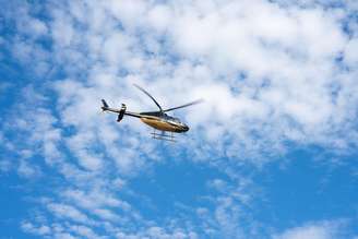 Helicóptero voa em céu azul