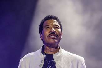 Shows de Lionel Richie são cancelados após procedimento cardíaco.