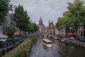 Encontre dicas de viagens pela Holanda (Países Baixos): lugares para conhecer, sugestão de roteiro, onde ficar hospedado e mais.