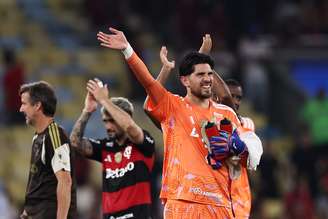 Agustin Rossi (à frente) e Giorgian De Arrascaeta (ao fundo, aplaudindo), dois os jogadores estrangeiros que integram o elenco do Flamengo, celebrando vitória sobre o Red Bull Bragantino, no Maracanã, pelo Campeonato Brasileiro de 2026 - (