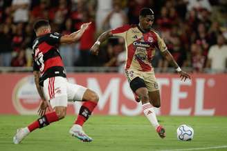 Yony González, do Independiente Medellín, chutando ao gol contra o Flamengo pela Libertadores.