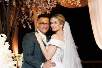 Bruno e sua esposa posam juntos durante casamento