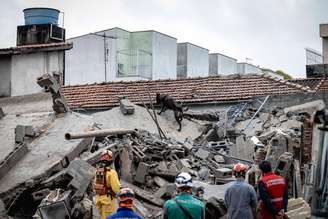 Prédio em construção desabou sobre casa vizinha, na qual estavam oito pessoas; seis morreram e duas foram resgatadas com vida