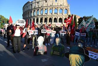 Protesto contra morte de operário diante do Coliseu de Roma