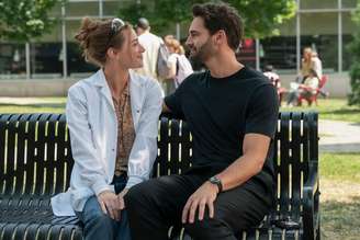 Lili Reinhart e Tom Bateman são Olive e Adam em ‘A Hipótese do Amor’, do Prime Video, inspirado pelo livro de Ali Hazelwood.