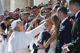 Papa Leão XIV cumprimenta fiéis durante audiência geral no Vaticano