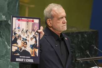 Masoud Pezeshkian exibe fotos de crianças assassinadas em ataque americano contra escola
