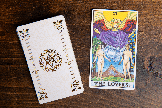 O significado da carta Os Enamorados vai muito além de encontrar alguém ou viver uma paixão