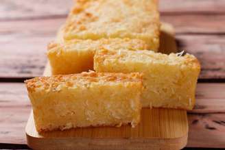 Bolo de mandioca cremoso.