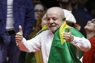 Lula participa comício com artistas no Rio de Janeiro