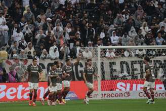 Publicidade de bets na Neo Química Arena, em São Paulo, durante partida do Corinthians com o Fluminense.