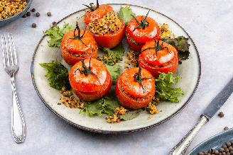 Tomates assados recheados com quinoa e legumes