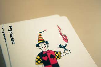 O Coringa, ou"joker" em inglês, é uma carta do baralho com papel único em jogos de cartas. Você, querido leitor, certamente já se deparou com a carta ao jogar partidas como "Buraco/Canastra" ou "Pontinho".