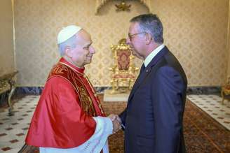 Leão XIV e Seguro se cumprimentam durante audiência no Vaticano