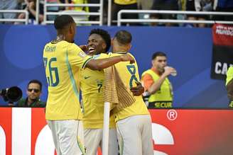 Vini Jr., do Brasil, comemora gol com companheiros contra o Haiti pela Copa do Mundo. 