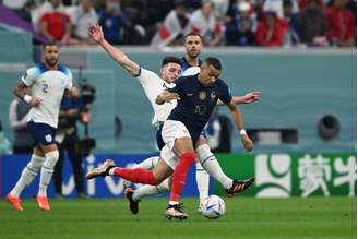 Kylian Mbappé, da França, disputa lance contra a Inglaterra pela Copa do Mundo. 