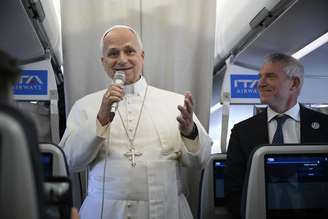 Leão XIV conversa com jornalistas no avião papal