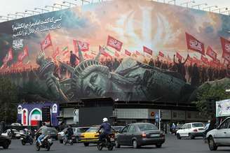 Cartaz mostra queda da Estátua da Liberdade em Teerã