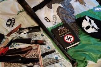 Polícia apreendeu material com simbologia ao Nazismo