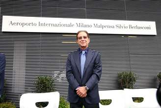 Paolo Berlusconi, filho de Silvio Berlusconi, posa com nova placa no Aeroporto de Milão-Malpensa