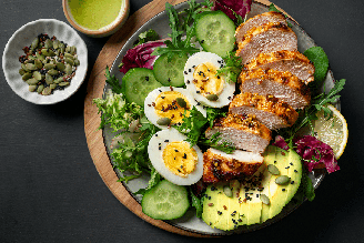 Salada proteica de frango, ovo e vegetais