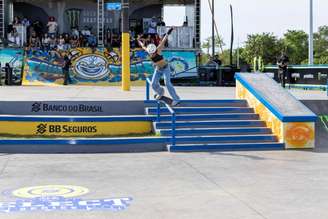 Rayssa Leal fazendo manobra em competição da SLS
