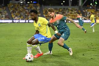 Vinicius Júnior, do Brasil, e Connor Metcalfe, da Austrália, disputam a bola durante o amistoso internacional entre as seleções da Austrália e do Brasil