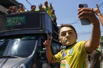 O candidato Flávio Bolsonaro em carreata com Douglas Ruas, candidato ao governo do Rio de Janeiro