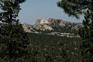 Na cidade de Keystone, no estado da Dakota do Sul, fica um dos monumentos mais famosos dos Estados Unidos, o Monte Rushmore. Ponto turístico icônico do país, ali estão esculpidas as faces de quatro presidentes dos Estados Unidos.