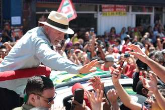 Lula intensifica agenda de rua na reta final do primeiro turno e faz corpo a corpo em SP