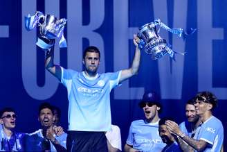 Rodri em cerimônia de celebração de títulos do Manchester City 