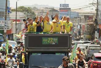 Flávio Bolsonaro em carreata com Douglas Ruas, candidato ao governo do Rio de Janeiro, neste sábado, 26