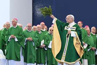 Papa conduziu missa no Santuário de Nossa Senhora de Lourdes, na França, neste domingo