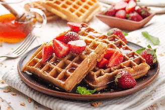 Os morangos e a calda docinha deixam esse waffle ainda mais especial