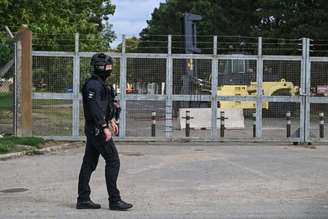 Agente bloqueia entrada em base aérea de RAF após incidente com explosivos