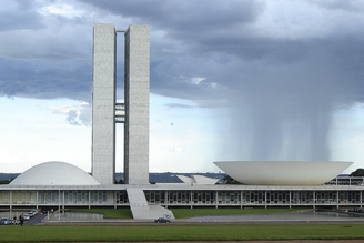 Chuva sobre a cúpula da Câmara dos Deputados, na Praça dos Três Poderes: excesso de foco dos eleitores e da mídia na eleição presidencial prejudica a noção de que a responsabilidade para com a estabilidade política e econômica do Brasil é dividida igualmente entre Executivo e Legislativo, com mediação do Judiciário - o que torna as eleições para o Congresso tão ou mais importantes do que para o Palácio do Planalto. Eurico Zimbres / Wikimedia Commons, CC BY