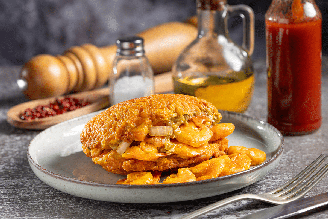 O acarajé, bolinho de feijão-fradinho frito no dendê, é um dos símbolos mais amados da culinária baiana