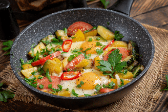 Ovos com legumes na frigideira